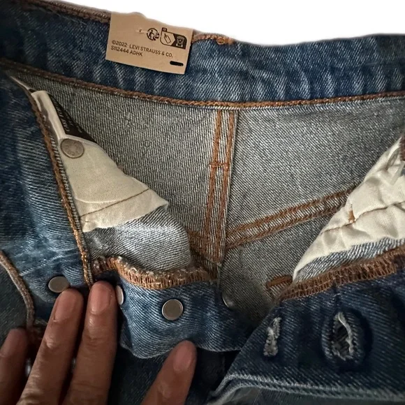 Levi's® Women’s 501 Original High Rise Distressed Hem Cut Off Shorts Size/25 - Picture 8 of 14